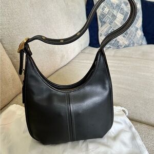 Coach Black Leather Shoulder Bag with Sophisticated Design